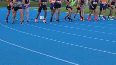 Teilnehmer-Eines-Leichtathletikrennens-Stellen-Sich-Auf-Und-Starten-Ihre-Uhren-–-Nga-Puna-Wai-Track,-Christchurch