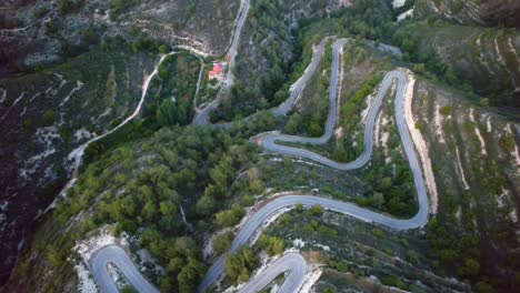 luftaufnahme einer haarnadelkurve im troodos-gebirge, zypern