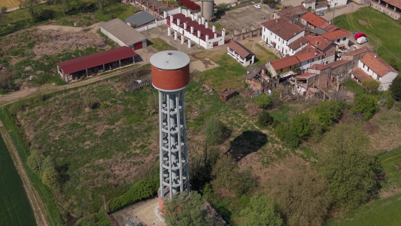 Luftaufnahme eines neuen Wasserturms in einer italienischen Stadt, die moderne städtische Infrastruktur und die Entwicklung der kommunalen Ingenieurtechnik zeigt.