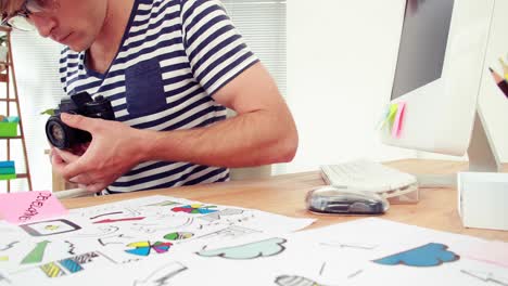 hombre de negocios hipster trabajando en su escritorio