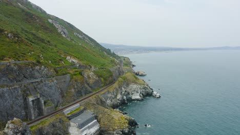 Luftaufnahme-Der-Klippen-Von-Bray-Head-Mit-Menschen,-Die-über-Die-Wanderwege-Gehen-2