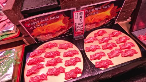 exhibición de sushi de carne de res wagyu en el mercado de osaka