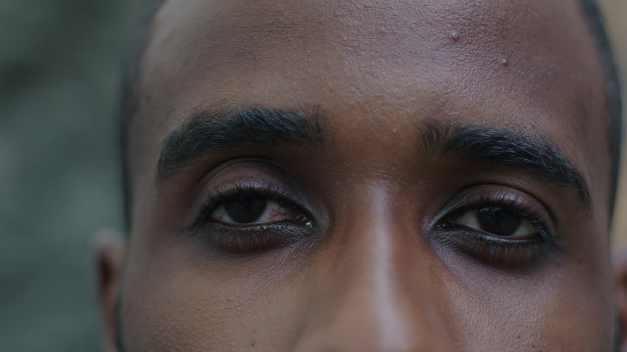 primer plano de la cara de un hombre