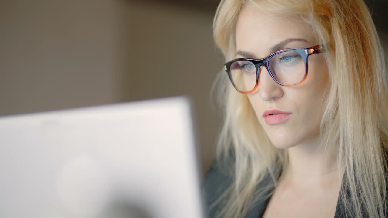 mujer de negocios que trabaja en el cuaderno en la oficina 1