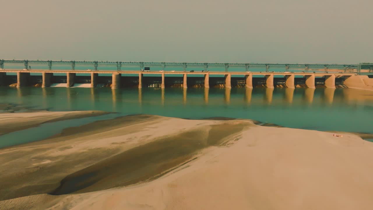 Diga di Kotri che fornisce infrastrutture di irrigazione e trasporto attraverso il fiume Indo.