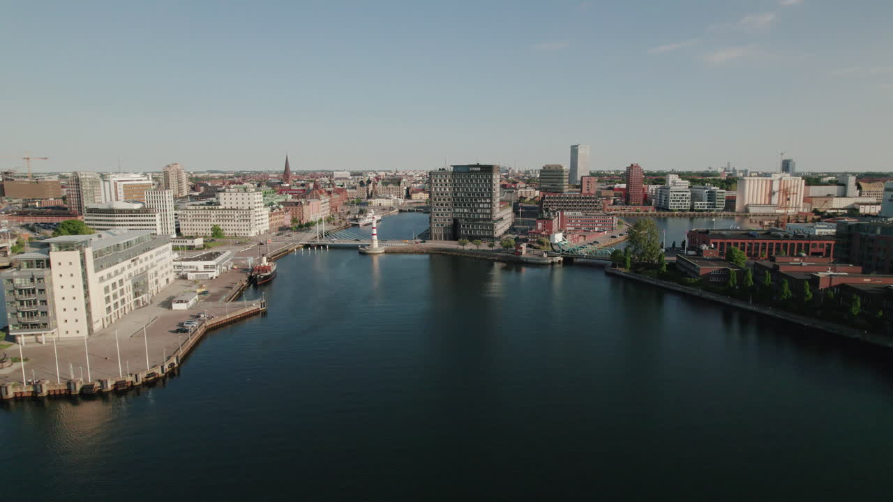 vista aérea de un puerto de una ciudad costera