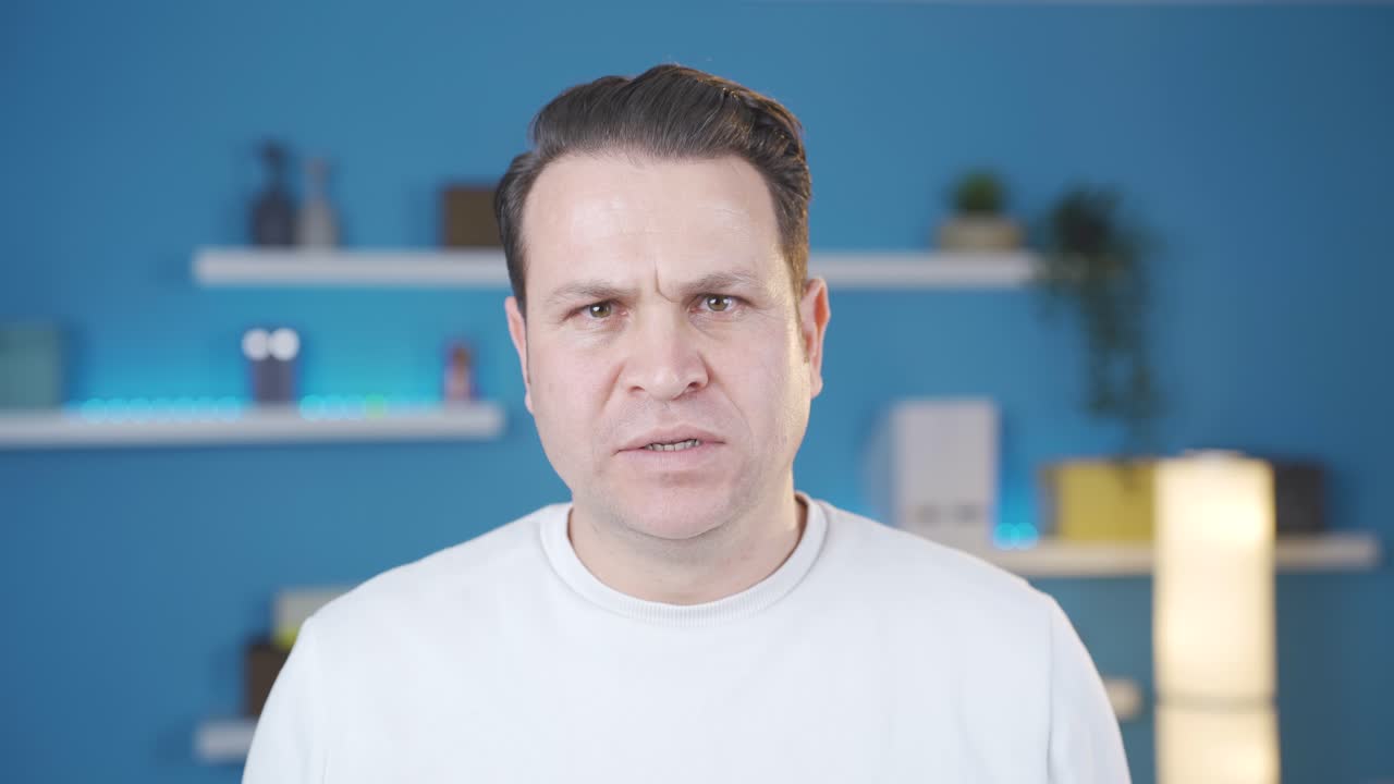 hombre enojado hablando agresivo gritando mirando a la cámara.