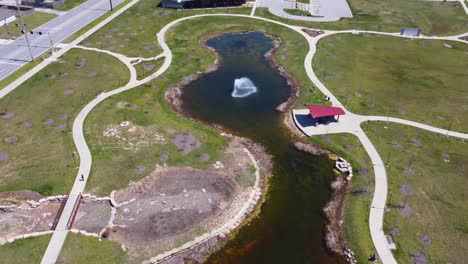 Carrington-Park-In-Tulsa-Oklahoma-Springbrunnen-Im-Teich