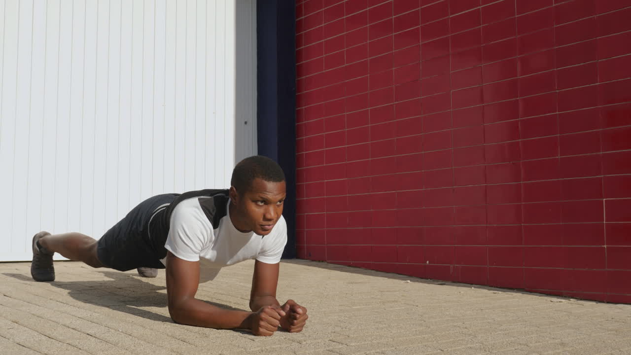 vista de cerca de una mujer madura rubia feliz con camisa marrón bailando y sonriendo con fondo naranja y morado