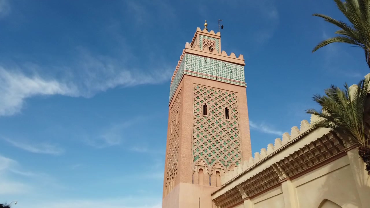 Marakeş sokaklarında cami.