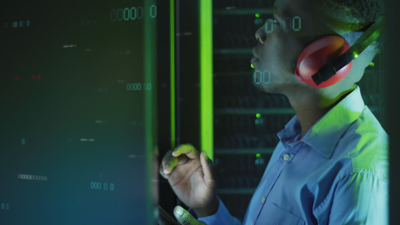 animación de codificación binaria sobre ingeniero afroamericano masculino usando tableta digital en la sala del servidor.