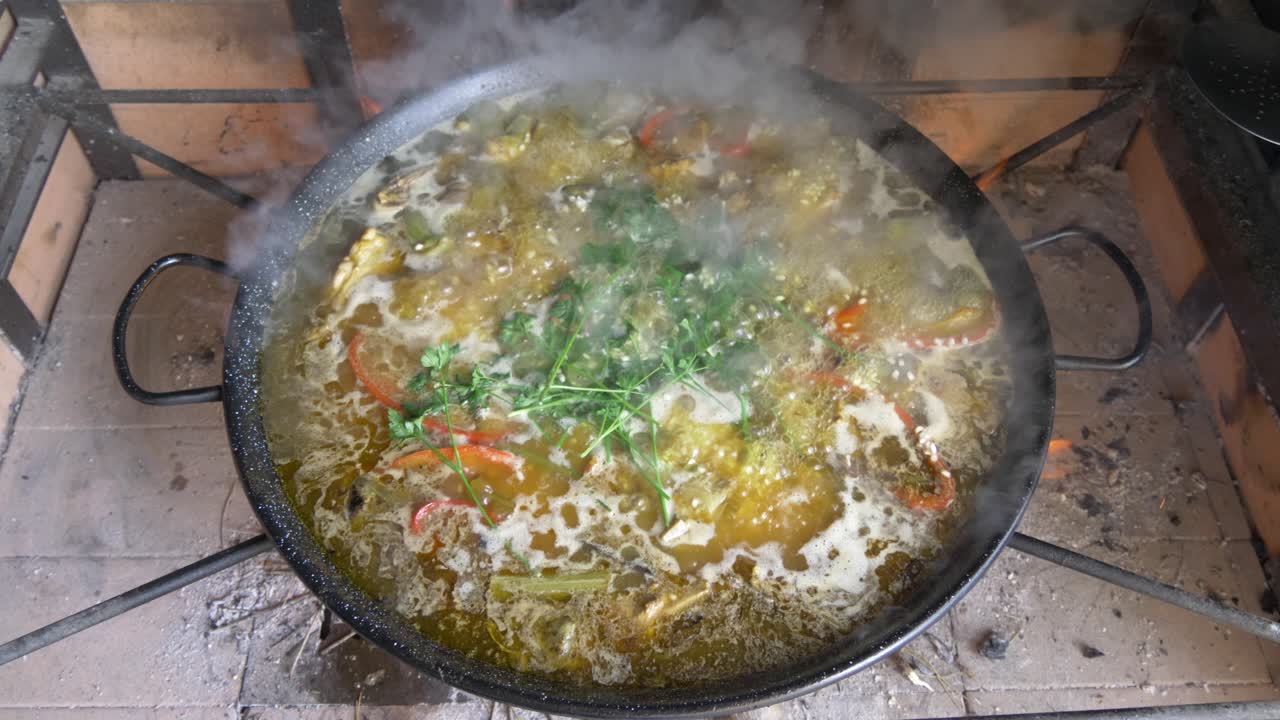 paella fresca com fogo aberto e fumaça, acima da vista