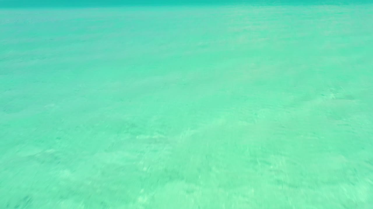 해변 낙원, exuma, bahamas 4k, uhd를 드러내기 위해 물에서 드론을 띄웁니다.