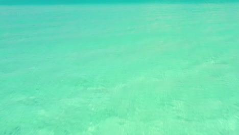 drone hors de l'eau pour révéler le paradis de la plage, exuma, bahamas 4k, uhd