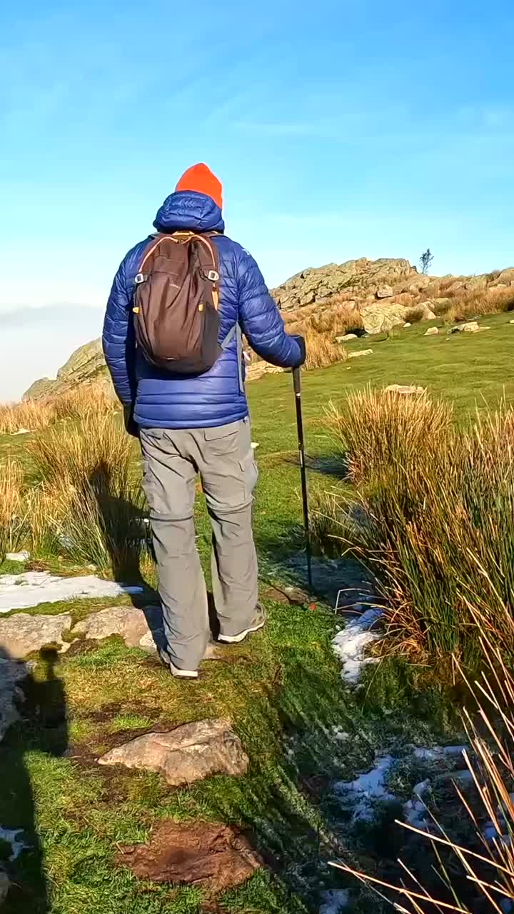 un excursionista en un sendero de montaña