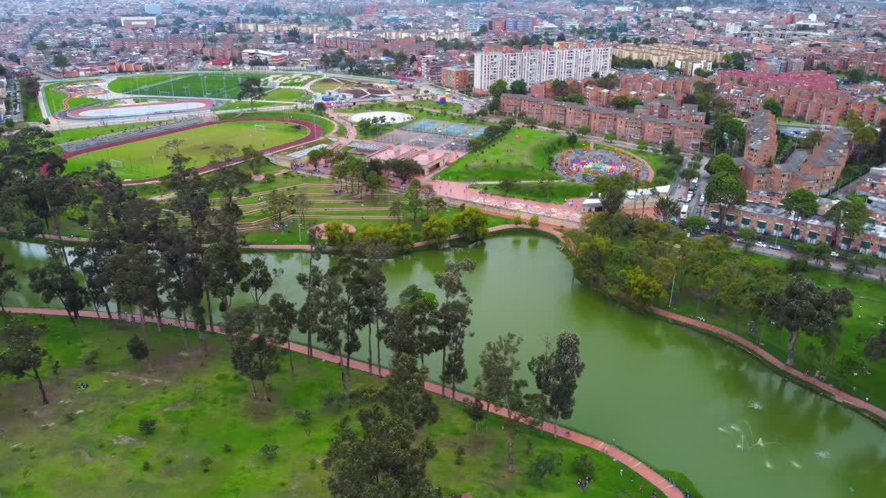 This captivating drone video offers a bird's-eye view of the dynamic urban landscape and the serene natural oasis nestled within it.Gimbal move