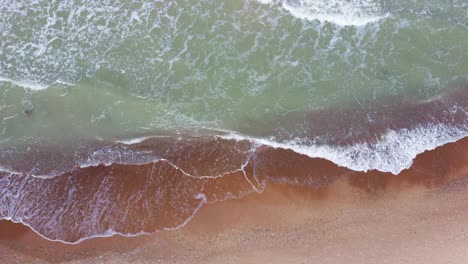 Toma-Aérea-De-Drones-De-La-Costa-Del-Mar-Báltico-Con-Vista-De-Olas-Desde-Arriba