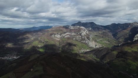 vista aérea de asturias con los picos de europa en el horizonte