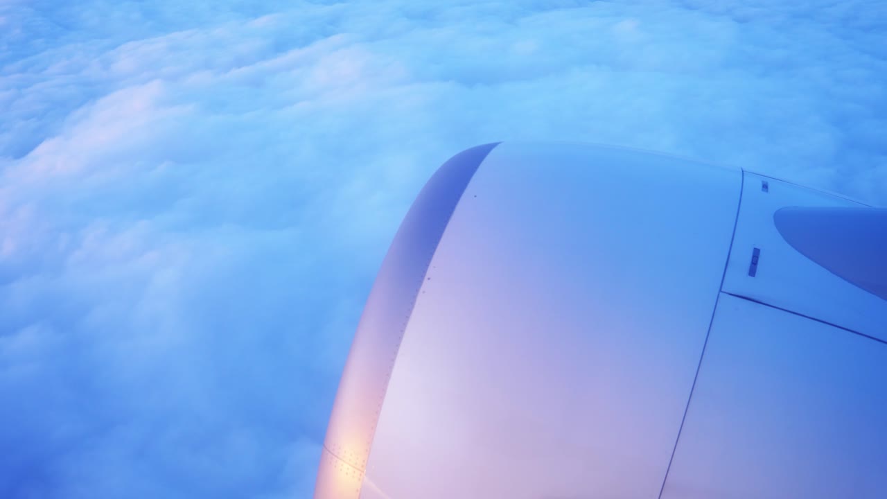 飛行中の航空機窓から見たエンジンと雲の眺め