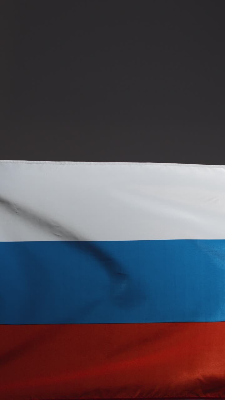 vertikale aufnahme der russischen flagge mit kopierraum