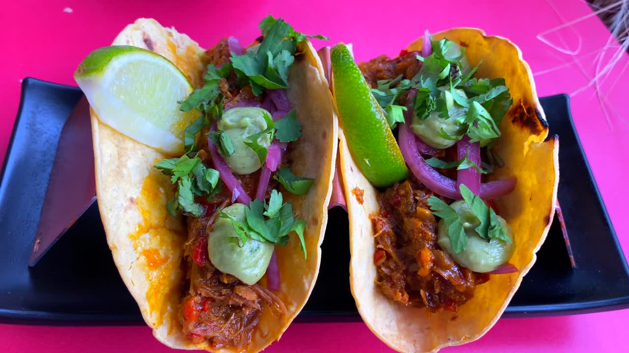 sabrosos tacos al pastor con carne, cebolla morada en escabeche, cilantro, guacamole y lima, tiro 4k