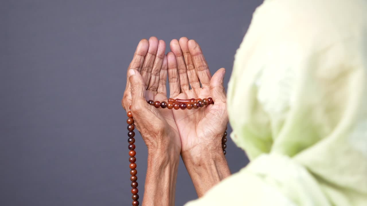 라마단 에서 손으로 기도 하는 노인 여성 들 의 뒷면