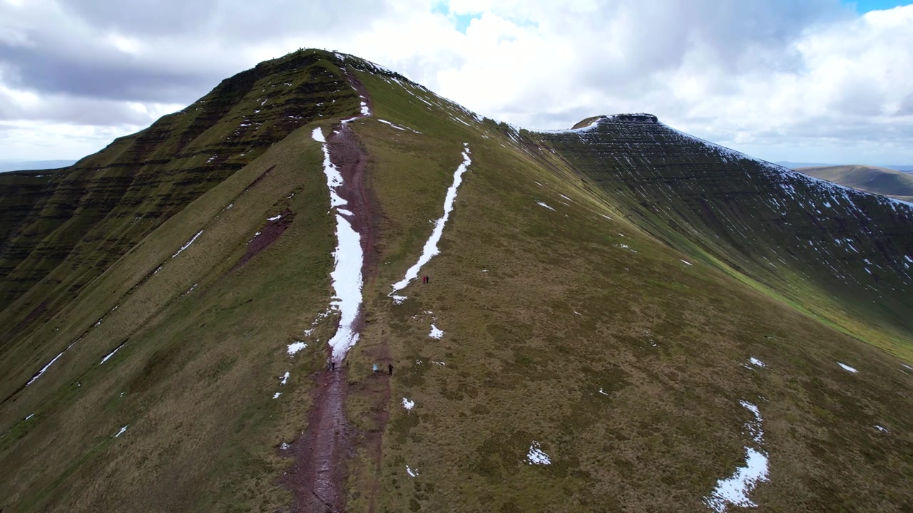 Il drone si avvicina a Pen y Fan e Corn Du, riprendendo escursionisti su entrambi i versanti e le cime delle montagne