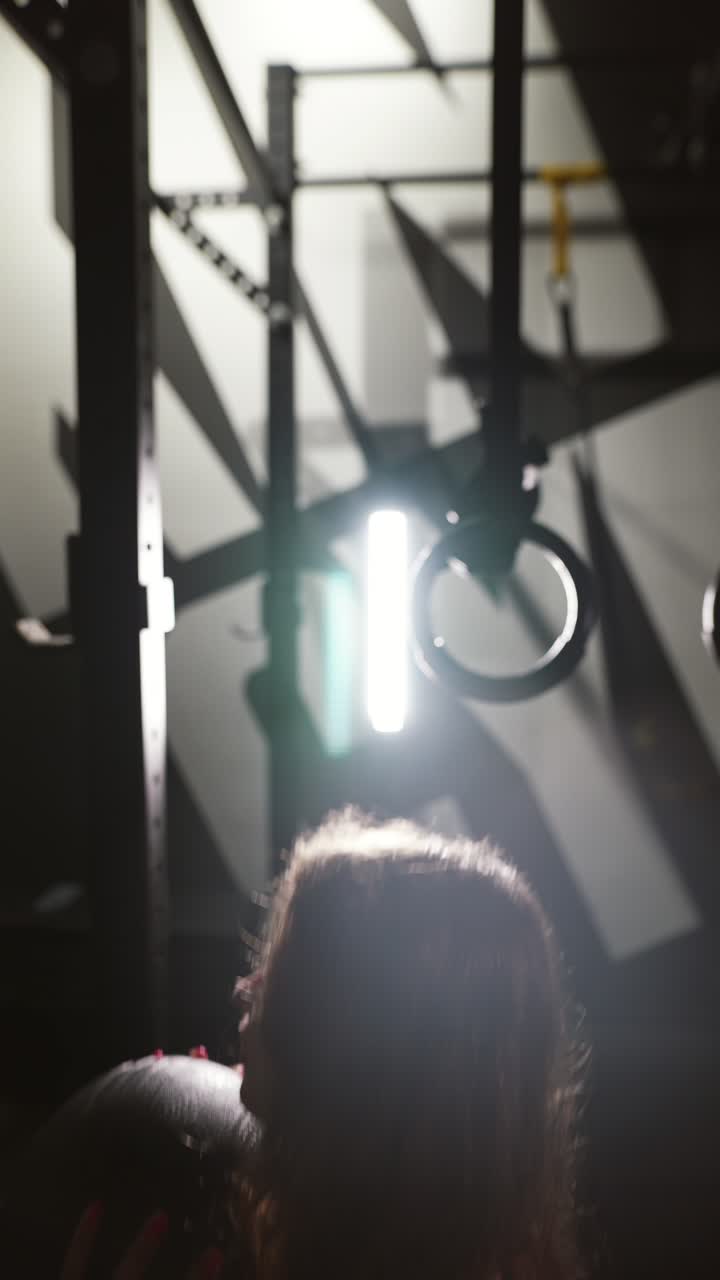 mujer que se resuelve en un gimnasio