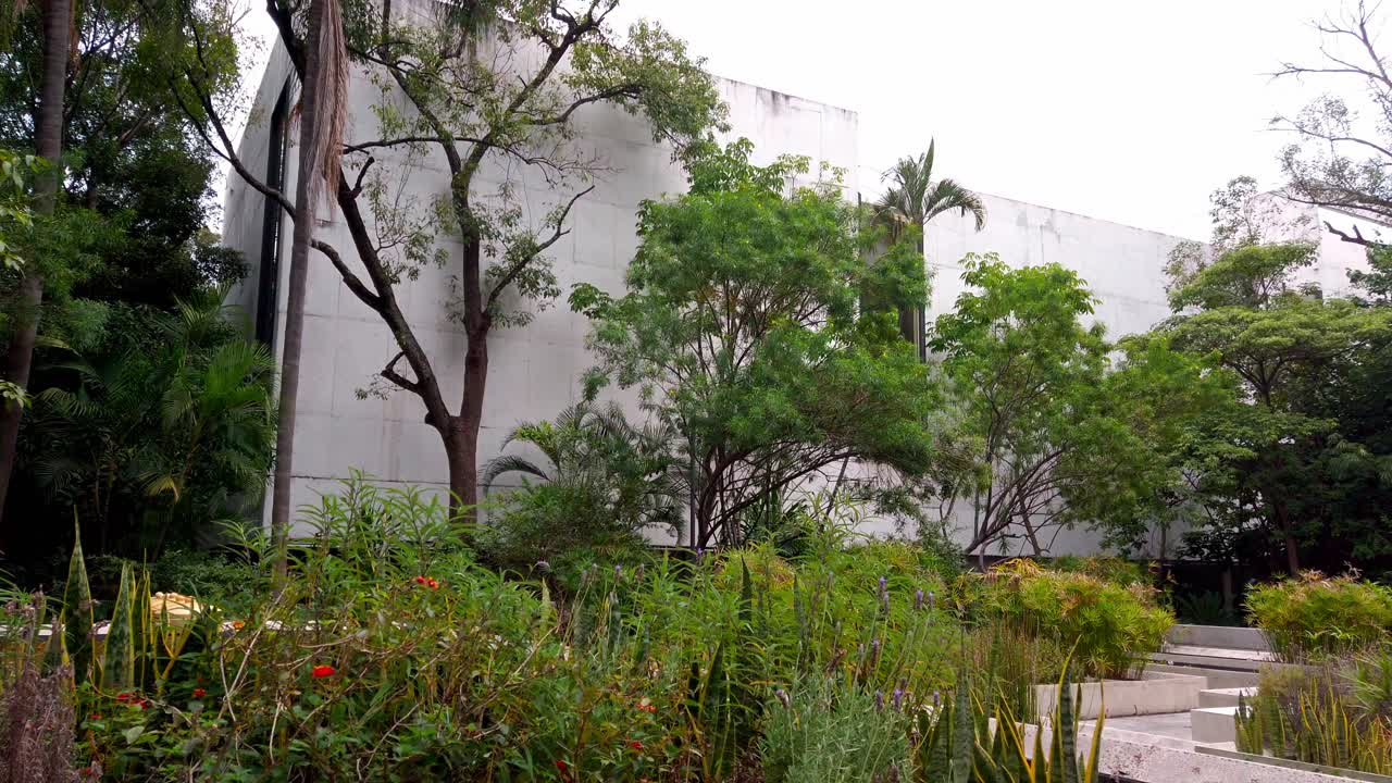 Static shot of the Modern Art Museum in Cuernavaca, showing architectural details under sunny light