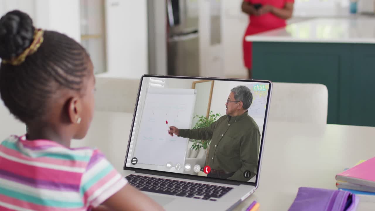 estudiante diversa que tiene una llamada de video portátil con un profesor masculino en cámara lenta