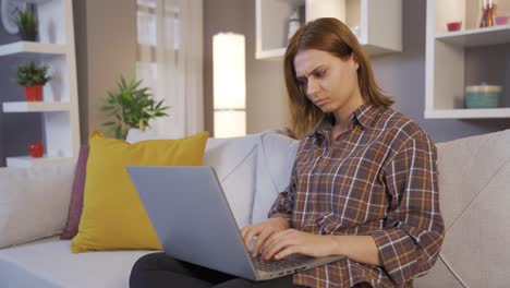 Mensajes-Activados.-Niña-Enviando-Mensajes-De-Texto-A-Su-Novio-En-Una-Computadora-Portátil.