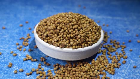 las semillas de cilantro se conservan en un cuenco