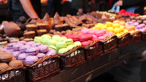 marcarons en el mercado de la boquería de barcelona