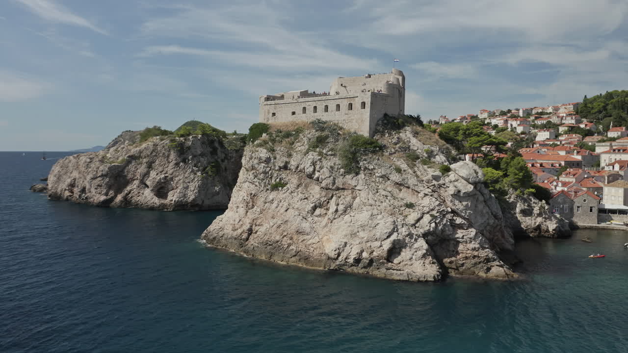 Ripresa con drone con rotazione a parallasse in avvicinamento intorno al luogo delle riprese di Game of Thrones, King's Landing e Blackwater Bay a Dubrovnik, Croazia