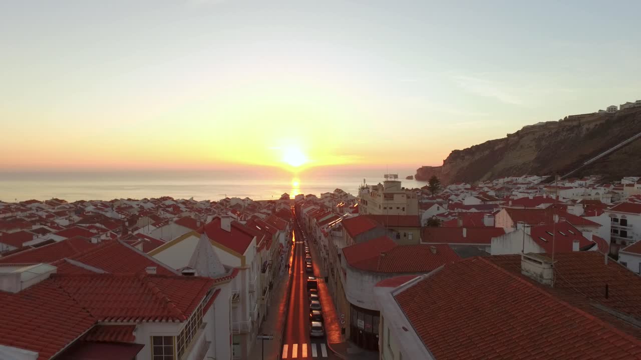 해안 도시 해가 지는 모습