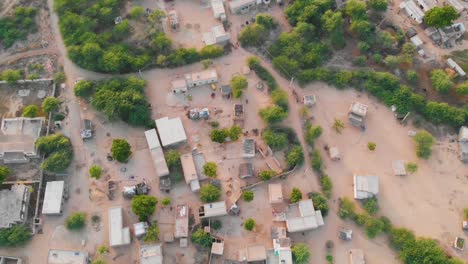 toma en ángulo superior de pequeñas casas situadas en el sindh pakistán