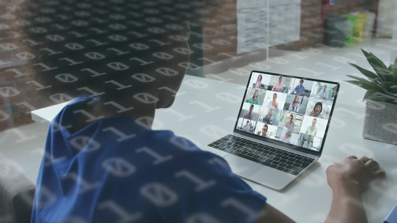 animación de codificación binaria sobre diversas personas de negocios que tienen una videollamada