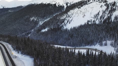 Luftaufnahmen-Von-Kurvenreichen-Straßen-In-Den-Colorado-Rocky-Mountains