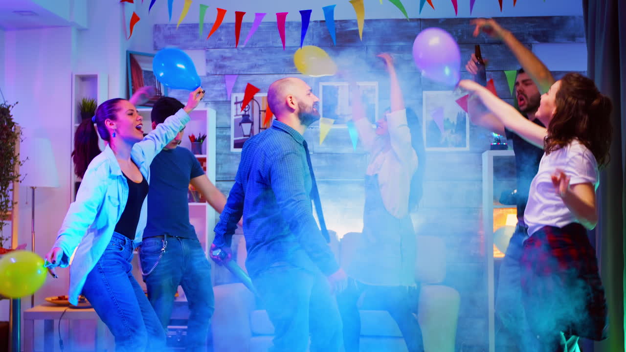 joven atractivo lanzando confeti