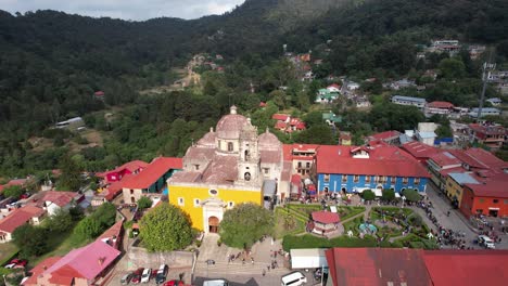 tomada de drone de la iglesia principal de mineral del chico en hidalgo, méxico