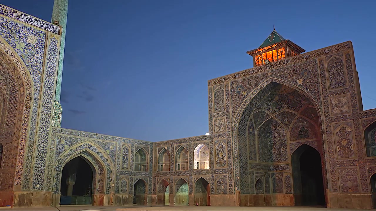 Beleuchteter Innenhof der Historischen Jameh-Moschee von Isfahan in der Dämmerung