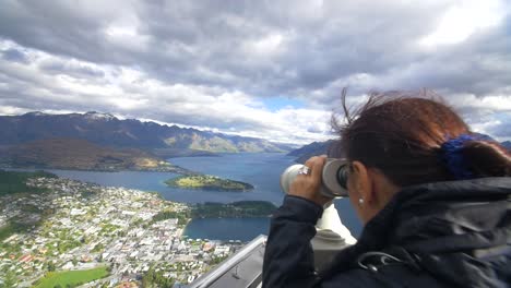 mujer mirando a través de binoculares