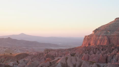 La-Puesta-De-Sol-Ilumina-La-Chimenea-De-Hadas-De-Roca-Roja-Paisaje-Turco-épico