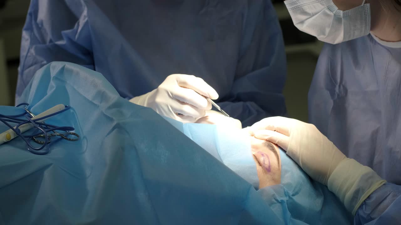 blefaroplastia cirugía plástica operación de rejuvenecimiento, modificación de la región del ojo