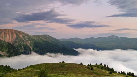 upływ czasu górskiej panoramy z doliną spowitą puszystymi chmurami o zachodzie słońca