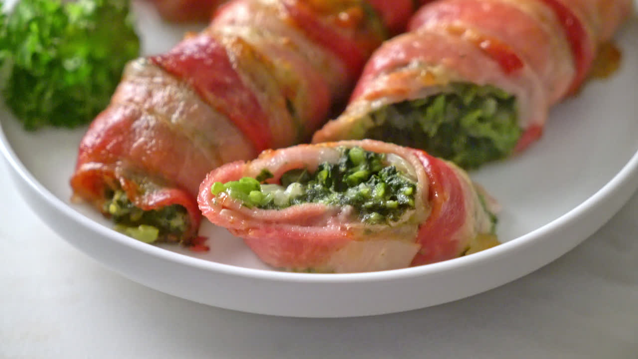 rollo de tocino horneado relleno de espinacas y queso