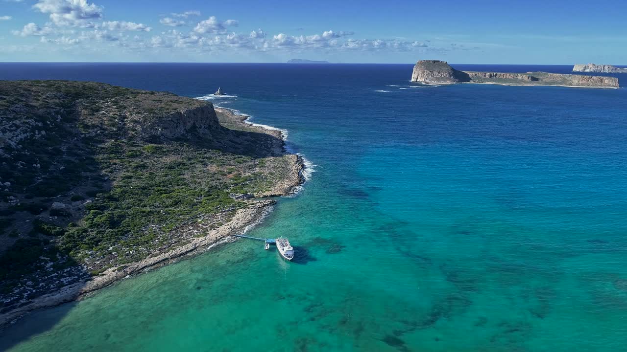 그리스 크레타 섬의 지중해 연안에서 밝은 빛의 날의 공중 촬영.
