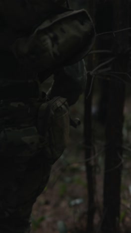 soldado en uniforme de camuflaje en el bosque