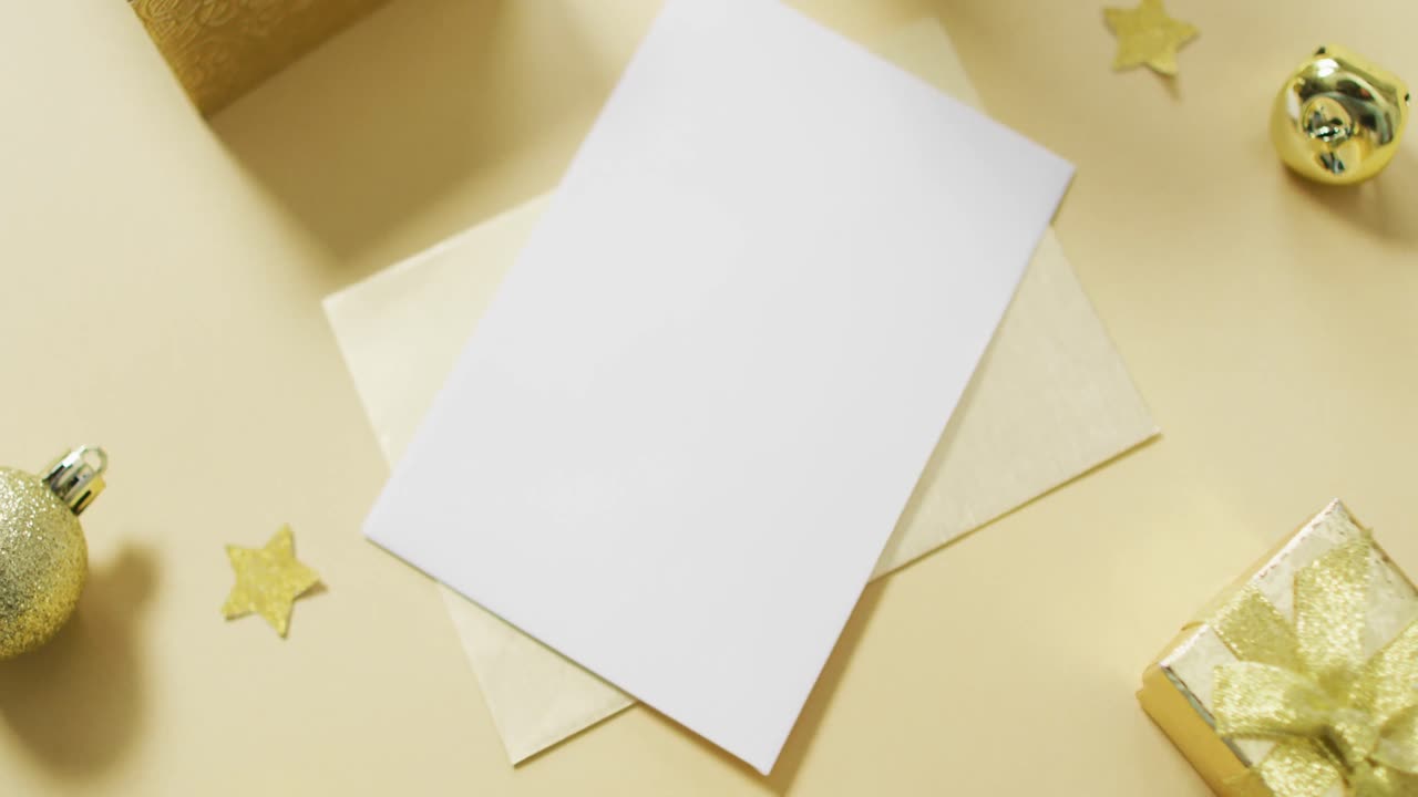 video de decoraciones de navidad de oro con hojas de papel sobre fondo amarillo