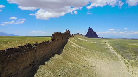 Eine-Bemerkenswerte-Antenne-über-Einer-Natürlichen-Geologischen-Formation-Zeigt-Shiprock-New-Mexico-2